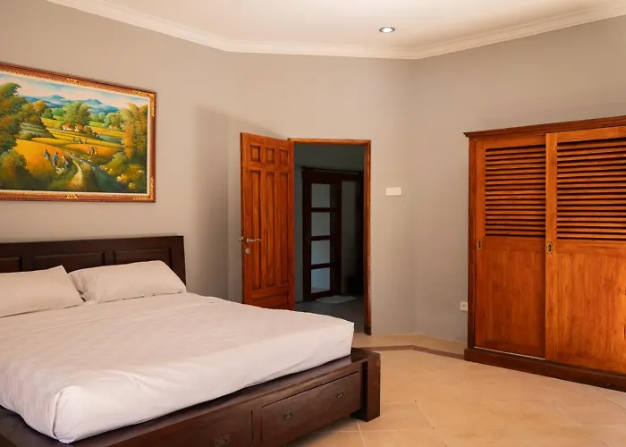 With Private Pool And Garden In 3br